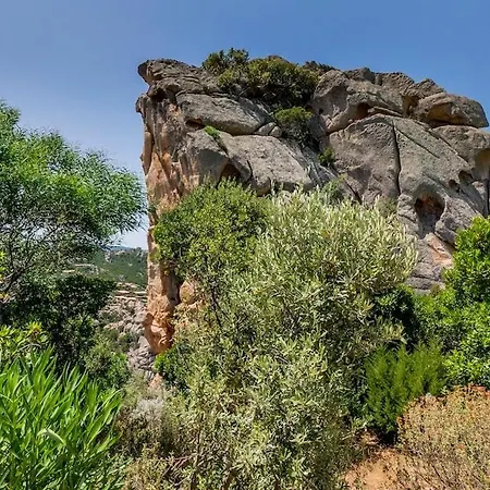 Designer Among Rocks, Art And Endless Blue Apartment *