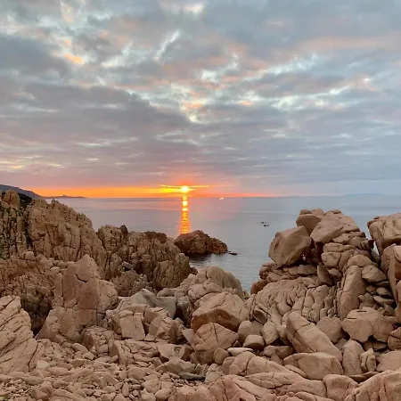 Apartman Designer Among Rocks, Art And Endless Blue *