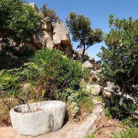 Designer Among Rocks, Art And Endless Blue Apartman Costa Paradiso