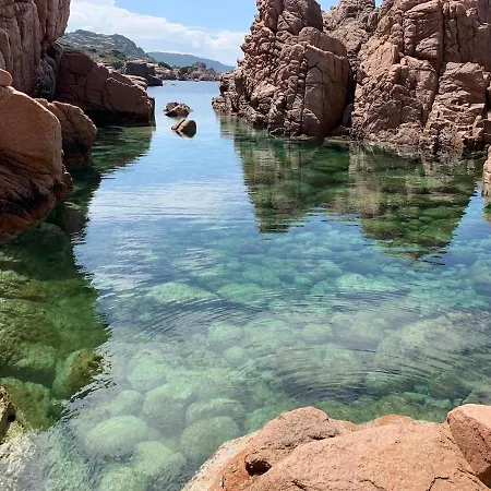Apartman Designer Among Rocks, Art And Endless Blue