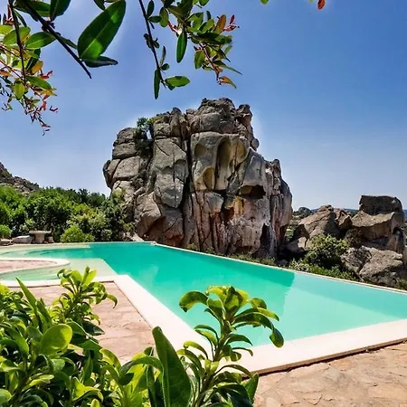 Designer Among Rocks, Art And Endless Blue Apartman Costa Paradiso